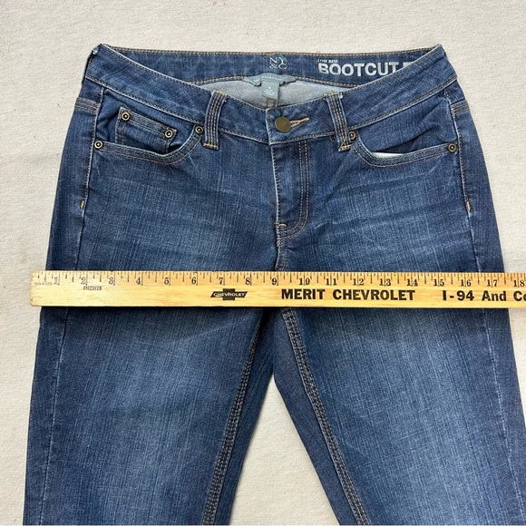 New York & Company PETITE Low Rise Boot Cut Curvy Medium Wash Jeans W - Picture 7 of 10